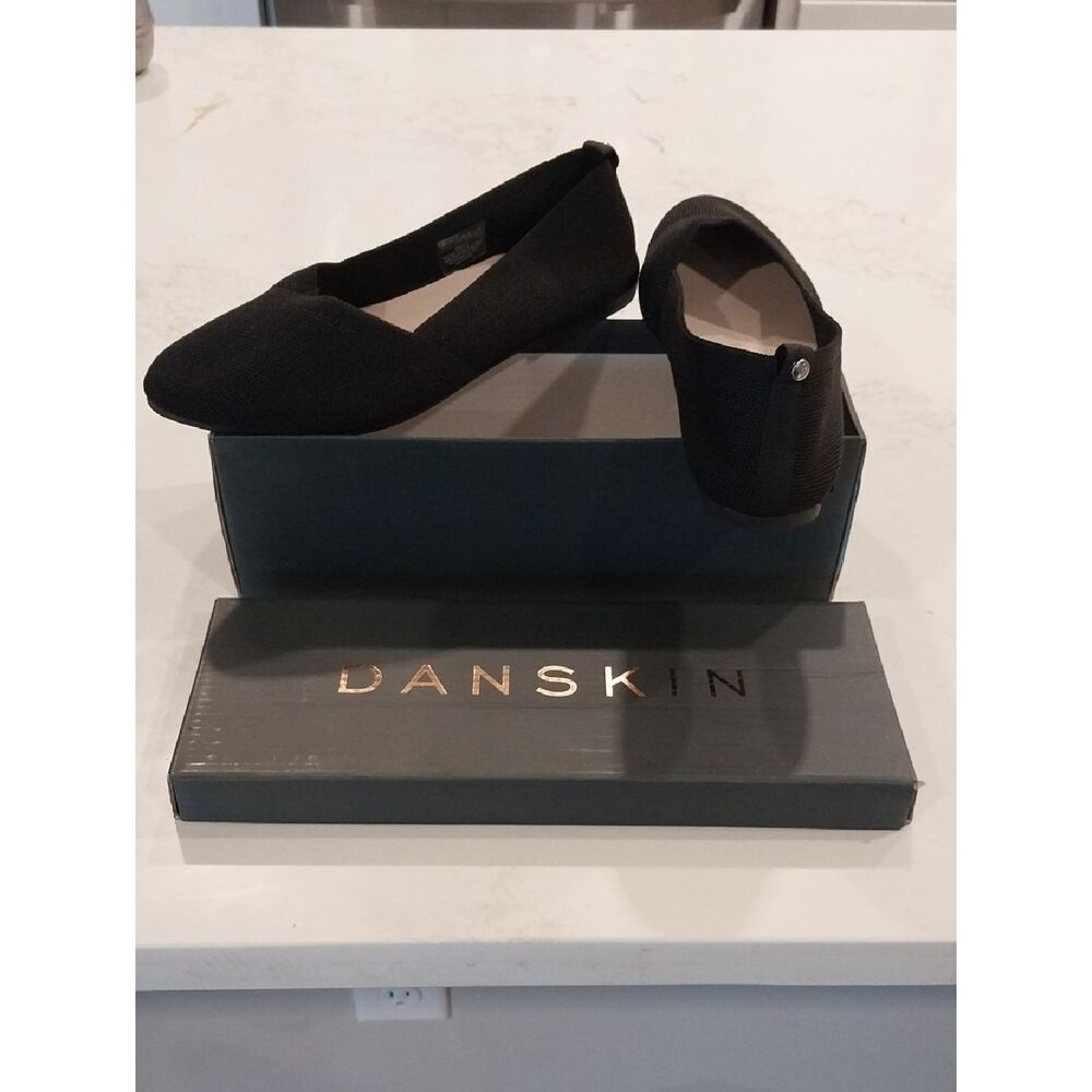 Danskin Black Pointed Slip-On Flats....SIZE 7.5